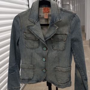 Fitted denim jacket with turquoise colored buttons.